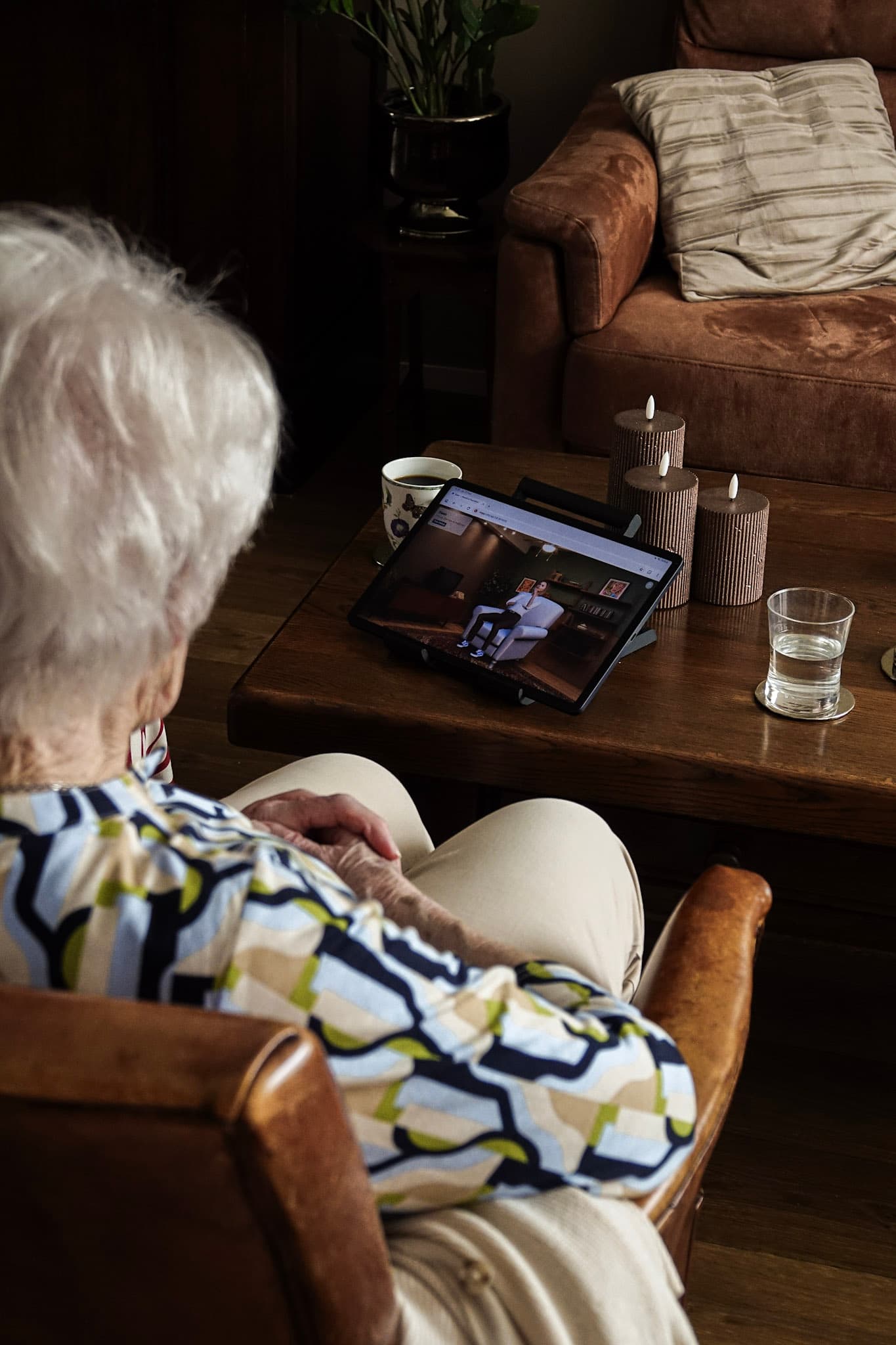Oma bekijkt herinneringen met haar kleinkind via een tablet