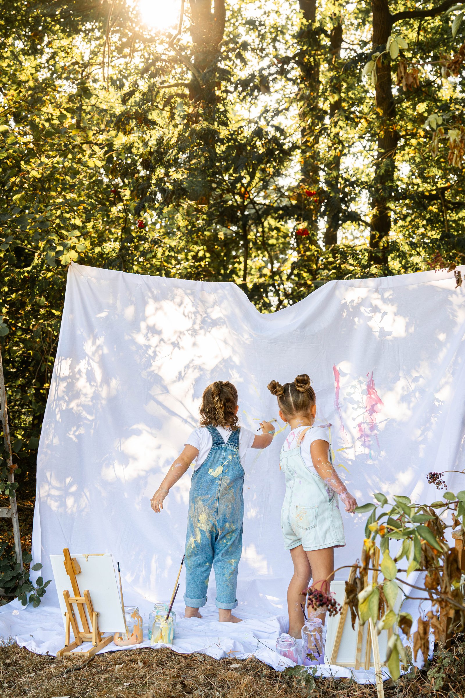Schilderende zussen tijdens lifestyleshoot